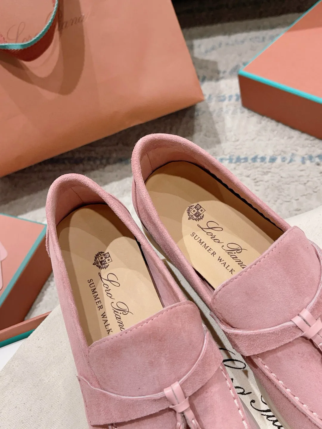 Factory price: 520💰4050 new color. Original purchase, 1⃣️: 1⃣️ folded and developed, Loro Piana professional model to try on feet, quality purchase level, flash sale of common products on the market, welcome to compare, original packaging. Fabric: Imported from Italy🐑High mercerized shearling, Lining: Hand-sewn mark thread in water-dyed cowhide imported from Italy🧵, high-end and elegant. Comfortable on the feet. Size: Women's 35-42 (41, 42) customized, non-returnable, men's 38-45 (46, 47, 48) customized, non-refundable. Fashionable boutiques that you can’t miss, a must-have item
